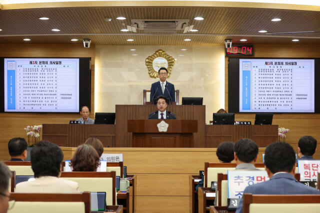 29일 열린 제250회 임시회 3차 본회의에서 이관우 국민의힘 대표의원이 신상 발언을 통해 민주당 측에 상임위원장 배분 등을 담은 공개 제안을 하고 있다. 평택시의회 제공