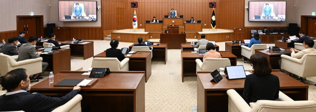 김연균 의정부시의회 의장이 제1차 본회의를 열고 제331회 임시회 개회를 선언하고 있다. 의정부시의회 제공
