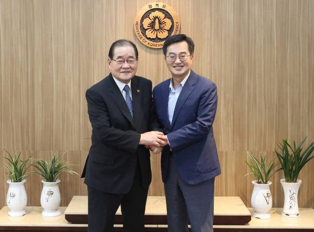 김동연 경기도지사가 29일 서울 광복회 사무실에서 이종찬 광복회장을 만나 인사를 나누며 기념촬영을 하고 있다. 경기도 제공