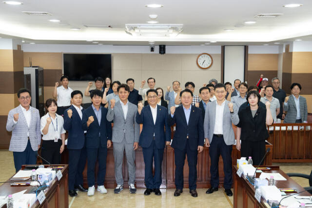 최근 건설교통위원회 회의실에서 열린 정각로 조찬 포럼에서 참석자들이 기념촬영하고 있다. 시의회 제공