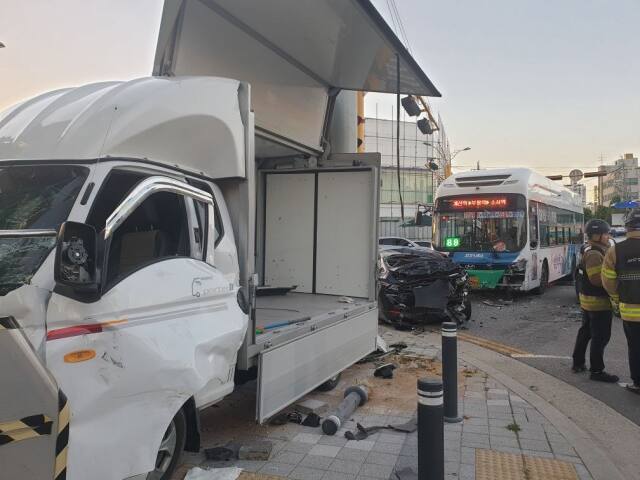 29일 오후 6시35분께 인천 부평구 서울도시철도(지하철) 7호선 산곡역 인근 도로에서 버스와 승용차, 화물차 등 3중 추돌 사고가 났다. 사진은 3중 추돌 사고 현장 모습. 독자 제공