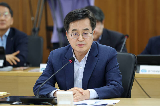29일 오후 경기도청 율곡홀에서 김동연 경기도지사, 김성중 행정1부지사, 김현곤 경제부지사 및 경기도 실 ,국장 등이 참석한 가운데 8월 도정열린 회의가 열리고 있다. 경기도 제공