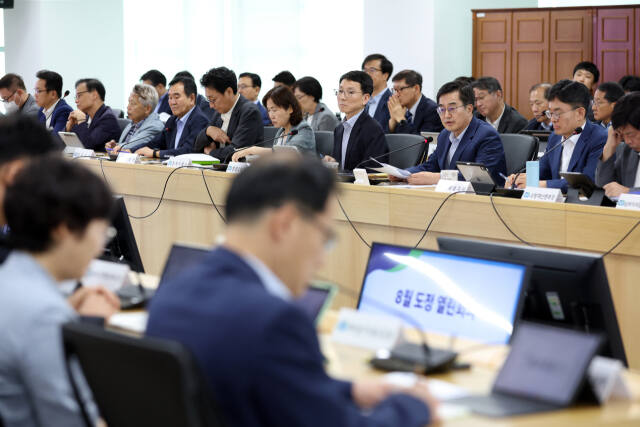 29일 오후 경기도청 율곡홀에서 김동연 경기도지사, 김성중 행정1부지사, 김현곤 경제부지사 및 경기도 실 ,국장 등이 참석한 가운데 8월 도정열린 회의가 열리고 있다.