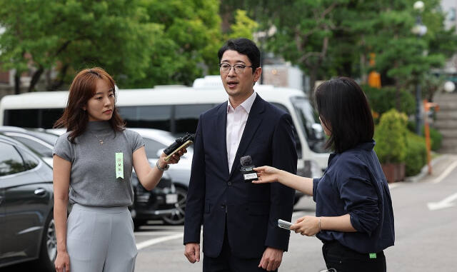 국회 법제사법위원회 국민의힘 주진우 의원이 지난 27일 서울 종로구 헌법재판소에서 정청래 법사위원장을 상대로 낸 권한쟁의심판 변론기일에 참석하며 취재진의 질문에 답하고 있다. 연합뉴스