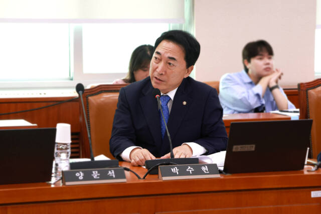 국회 문화체육관광위원회 소속 박수현 의원(더불어민주당, 충남 공주·부여·청양)이 지난 26일 문광위 결산 상정 전체 회의에 참석해 정부·지자체의 연극 지원 증액을 촉구하고 있다. 박수현 의원실 제공
