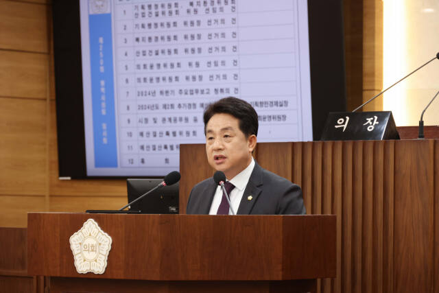 30일 열린 평택시의회 제250회 4차 본회의에서 여야 교섭단체 대표의원들이 다음 달 9일까지 원 구성을 마치고 추경안을 심사하기로 합의했다. 사진은 지난 29일 열린 제250회 임시회 3차 본회의에서 이관우 국민의힘 대표의원이 상임위원장 배분 등을 담은 공개 제안을 하는 모습. 평택시의회 제공