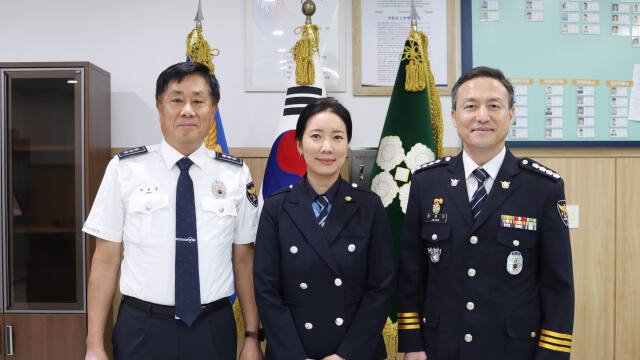 지난 8월7일 일산서부경찰에서 열린 일산서부 녹색어머니연합회 신임회장 위촉식에서 장고은 회장과 정명진 서장(오른쪽) 등 참석자들이 기념촬영을 하고 있다. 일산서부경찰서 제공