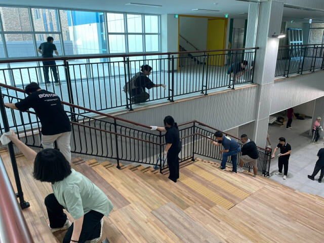 지난 8월31일과 9월1일 양일간 관내 신설 개교하는 학교 현장을 찾은 동두천양주교육지원청 직원들이 내부 정리를 진행하고 있다. 동두천양주교육지원청 제공