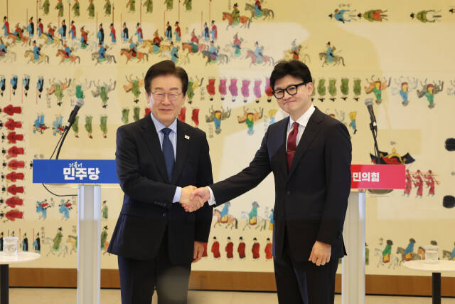 국민의힘 한동훈 대표와 더불어민주당 이재명 대표가 1일 오후 국회에서 열린 채상병 특검법, 금융투자소득세 폐지, 전 국민 25만원 지원법 등을 논의하는 여야 대표회담에 앞서 인사하고 있다. 연합뉴스