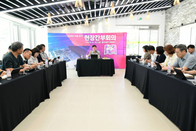 이민 안산시장 지난달 30 단원구 대부동동 동주염전 체험장 조성지에서 현장간부회의를 개최하고 있다. 안산시 제공