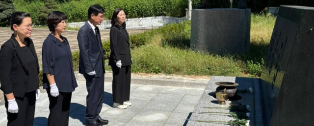 손순욱 경기북부보훈지청장(왼쪽 3번째)이 의정부 현충탑에서 헌화한 뒤 묵념하고 있다. 경기북부보훈지청 제공