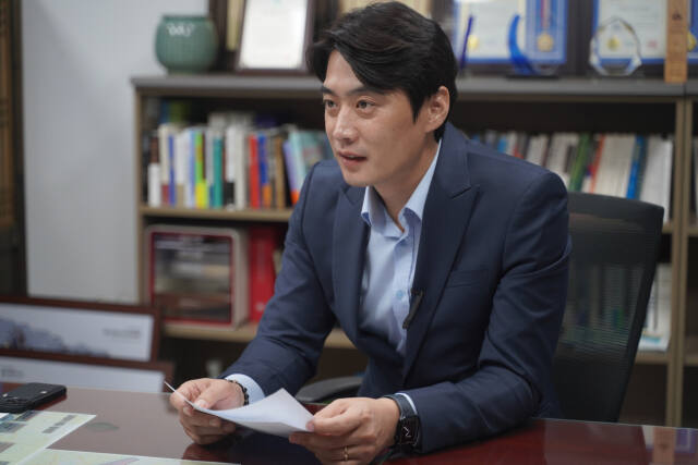 한준호 최고위원이 1일 경기일보와 인터뷰를 하고 있다. 의원실 제공
