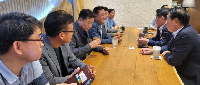 ‘여주시 농업 및 관광분야 지자체 우수사례 벤치마킹 방문단’이 지난달 31일 영동군을 방문했다. 방문단이 정영철 영동군수와 신현광 군의장, 박순복 영동축제관광재단 상임이사 등과 상호협력 방안에 대한 논의를 진행하고 있다. 유진동기자