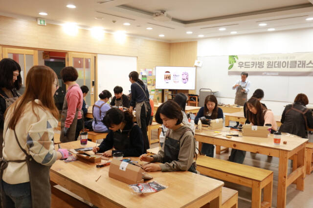 성남시청소년재단은 창립 16주년을 맞아 오는 8일까지 사화공헌 활동을 나선다. 사진은 재단이 마련한 우드카빙 원데이클래스를 진행하고 있는 모습. 성남시청소년재단 제공