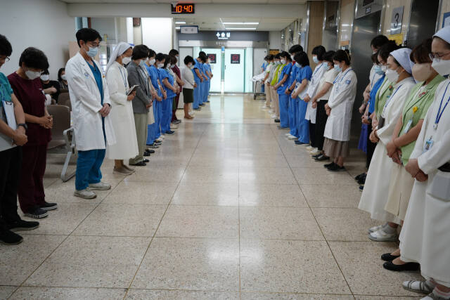 부천성모병원 의료진과 교직원들이 장기 기증을 결정한 A씨와 유가족을 위해 중환자실에서 수술실로 이동하는 마지막 길을 배웅하고 있다. 부천성모병원 제공