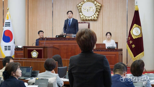 2일 열린 고양특례시의회 제288회 임시회 1차 본회의에서 국민의힘 대표인 장예선 의원이 김운남 의장에게 의사일정 조정을 위한 정회를 요청하고 있다. 신진욱기자