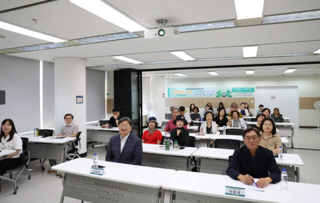 인천시민대학 본부캠퍼스에서 열린 스페셜 릴레이 특강 참여자들이 기념촬영 하고 있다. 인천인재평생교육진흥원 제공