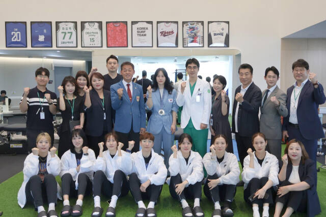 인천 중구 체육회와 아인병원이 펜싱팀 의료지원 협약을 마치고 기념촬영을 하고 있다. 중구체육회 제공