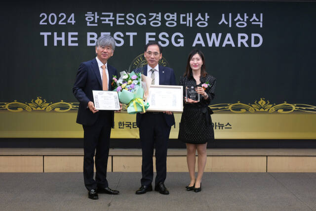 백정선 인천국제공항보안㈜ 사장(가운데)이 최근 서울 중구 한국언론진흥재단 프레스센터에서 열린 2024 한국ESG경영대상 ‘The Best ESG’ 시상식에서 공공부문 최우수상을 받고 있다. 인천공항보안 제공