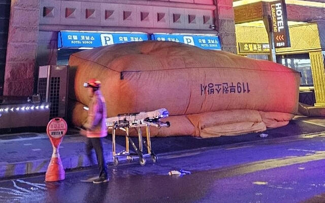지난달 22일 오후 7시 39분께 부천시 중동의 호텔에서 불이 나 일부 투숙객이 호텔 외부에 설치된 에어매트로 뛰어내리다가 사망했다. 당시 화재 현장에서 사용된 에어매트. 연합뉴스
