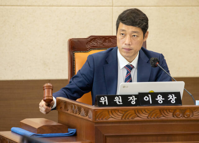 인천시의회 교육위원회는 2일 인천시의회 제297회 임시회 열린 ‘전자칠판 등 물품 선정·보급에 대한 전반적인 현안’에 관해 긴급 현안질의를 했다. 사진은 이용창 교육위원회 위원장. 인천시의회제공
