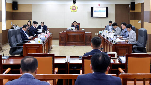 2일 인천시의원들이 인천시의회에서 열린 제297회 임시회 건설교통위원회 1차 회의에서 도시계획국을 상대로 질의하고 있다. 시의회 제공