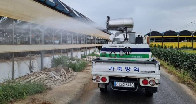 가축방역차량이 축산농가에서 방역활동을 하고 있다. 경기도 제공
