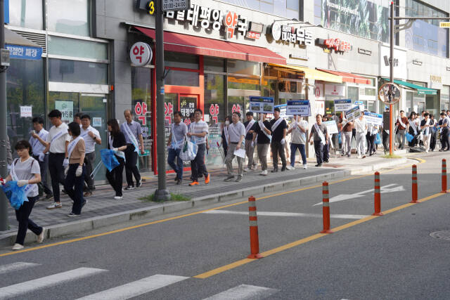 한국전력공사 HVDC건설본부 직원 150여명이 3일 오전 하남시 감일동에서 동서울변전소 옥내화 및 HVDC건설사업을 설명하는 가두캠페인을 펼치고 있다. 한전 제공