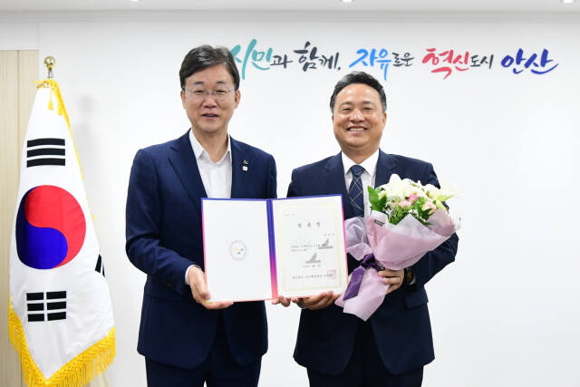 제8대 (재)안산환경재단에 홍희관 대표이사(오른쪽)가 취임했다. 안산환경재단 제공