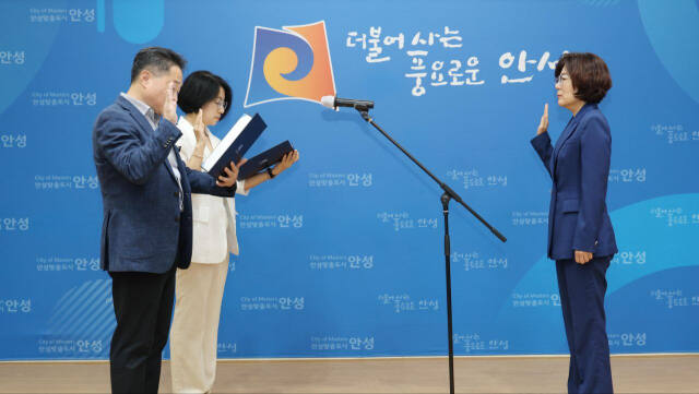 3일 김보라 안성시장이 간부공직자들로부터 갑질 행위 근절을 위한 실천 서약을 받고 있다. 안성시 제공