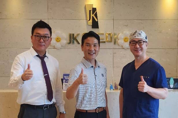 JK위드미의원의 김정민 원장(오른쪽)와 안성민 본부장(왼쪽), 연예인봉사단체인 ‘연예인홍보단’의 이상민 배우(가운데) 등이 최근 ㈔백혈병소아암후원회에 기부금을 전달한 뒤, 기념촬영을 하고 있다. JK위드미의원 제공