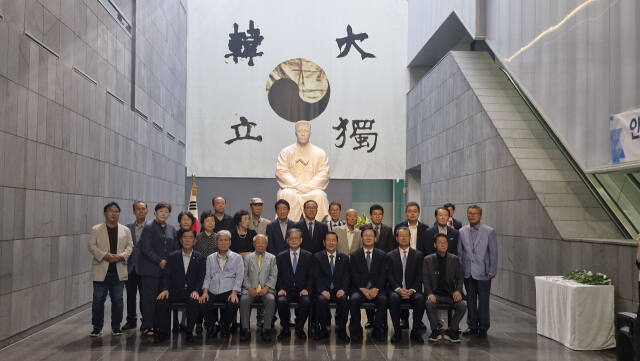 지난 2일 서울 중구 안중근의사기념관에서 열린 ‘안중근 의사 탄신 145주년 기념식’에 단지동맹의 일원인 조응순 선생의 조카 조순호씨(맨 오른쪽)가 참석했다. 사진은 안중근 의사 후손들을 포함한 ㈔안중근의사숭모회원들. 박채령기자