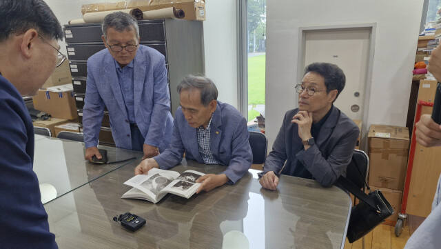 정하철 ‘(사)안중근의사숭모회‘ 전 상임이사(가운데)가 조순호씨에게 단지동의회 단체사진을 보여주며 설명하는 시간을 가졌다. 박채령기자