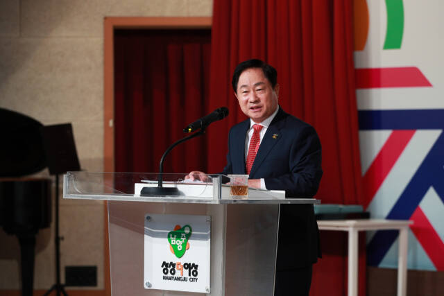주광덕 남양주시장이 우리글진흥원이 주관하는 ‘2023년 공공문장 바로쓰기’ 자치단체장 소통부문에서 대상을 수상하고 있다. 남양주시 제공