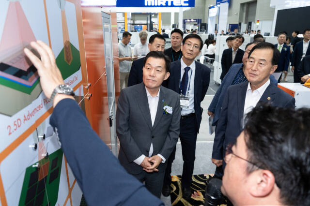이재준 수원특례시장이 ‘2024 차세대 반도체 패키징 산업전’ 전시를 둘러보고 있다. 수원특례시 제공