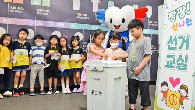 3일 오전 수원특례시 영통구 경기도선거관리위원회 선거체험실에서 열린 '팡팡! 신나는 선거이야기!' 선거체험교실에서 유치원생들이 투표 체험을 하고 있다. 윤원규기자