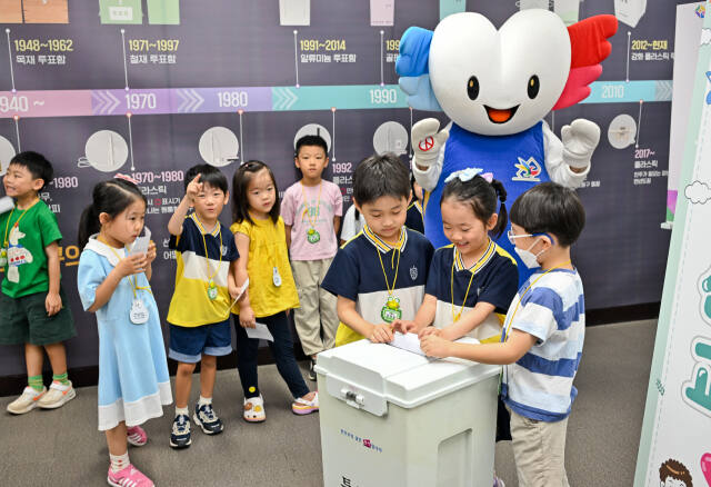 3일 오전 수원특례시 영통구 경기도선거관리위원회 선거체험실에서 열린 '팡팡! 신나는 선거이야기!' 선거체험교실에서 유치원생들이 투표 체험을 하고 있다. 윤원규기자