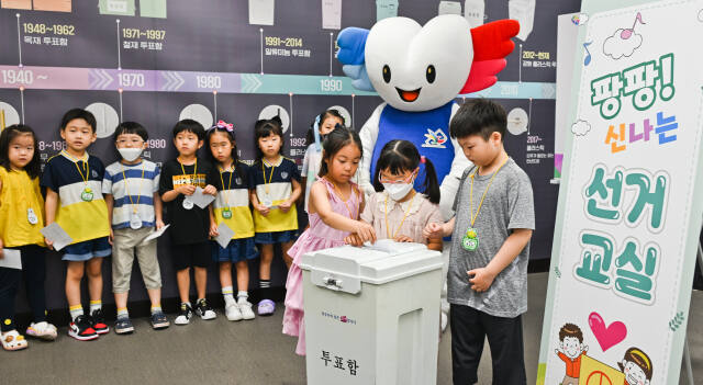 3일 오전 수원특례시 영통구 경기도선거관리위원회 선거체험실에서 열린 '팡팡! 신나는 선거이야기!' 선거체험교실에서 유치원생들이 투표 체험을 하고 있다. 윤원규기자