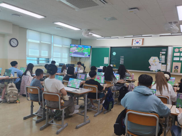 메타버스 플랫폼을 활용한 도로명주소 디지털 교육에 참여한 어린이들이 직접 만든 아바타를 통해 동네 곳곳을 돌아다니는 체험을 하고 있다. 중구 제공