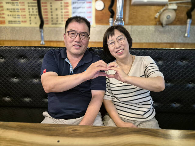 유흥숙 내손1동 주민자치회장(오른쪽)과 남편 채희주씨. 임진흥기자