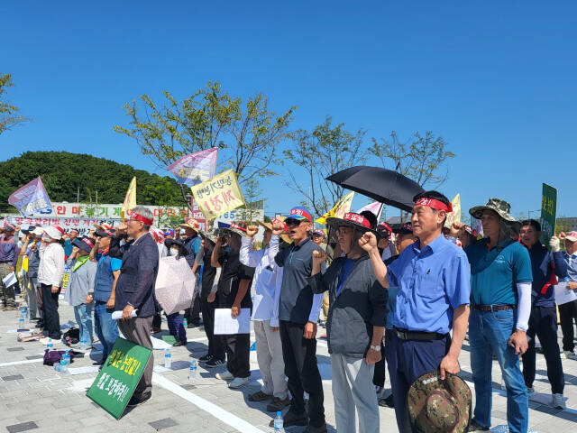 여주지역 농민들이 4일 여주역 이마트앞에서 집회를 열고 쌀값 보장을 촉구하고 있다. 유진동기자