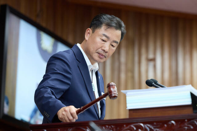여주시의회 박두영 의장이 임시회에서 안건을 심의한 뒤 의사봉을 두드리고 있다.여주시의회 제공