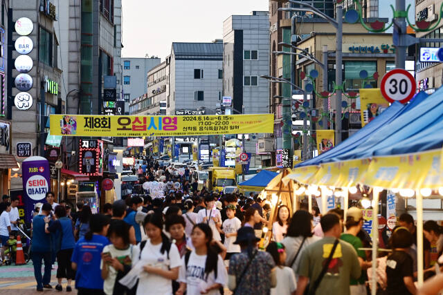 시민들이 지난 6월 인천 연수구 선학동 음식특화거리 일원에서 열린 제8회 오십시영 음식문화축제를 즐기고 있다. 연수구 제공