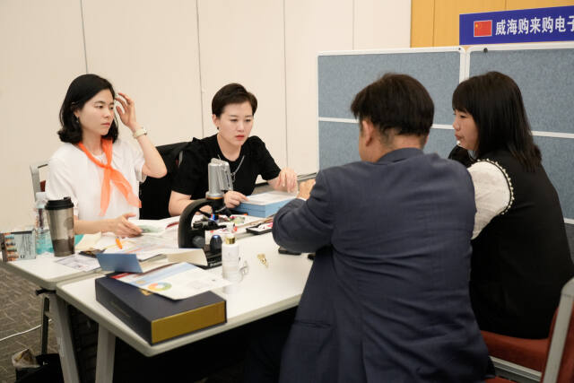 인천의 한 중소업체 관계자들이 중화권 바이어와 비즈니스 미팅을 하고 있다. 인천상의 제공