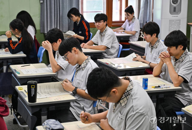 2025학년도 대학수학능력시험 9월 모의평가가 실시된 4일 오전 수원특례시 영생고등학교 3학년 교실에서 수험생들이 시험 준비를 하고 있다. 올해 수능은 오는 11월 14일 실시된다. 윤원규기자