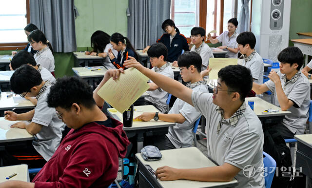 2025학년도 대학수학능력시험 9월 모의평가가 실시된 4일 오전 수원특례시 영생고등학교 3학년 교실에서 수험생들이 시험 준비를 하고 있다. 올해 수능은 오는 11월 14일 실시된다. 윤원규기자