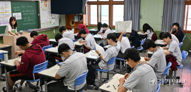 2025학년도 대학수학능력시험 9월 모의평가가 실시된 4일 오전 수원특례시 영생고등학교 3학년 교실에서 수험생들이 시험 준비를 하고 있다. 올해 수능은 오는 11월 14일 실시된다. 윤원규기자
