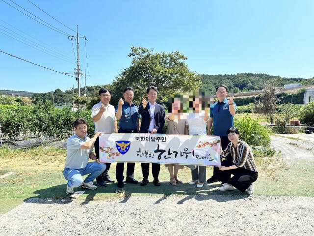 안성경찰서 오지용 서장과 신성호 안보자문협의회장이 4일 북한이탈주민에게 추석 선물을 전달하고 기념 촬영을 하고 있다. 안성경찰서 제공