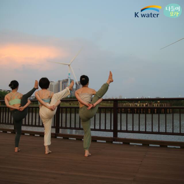 K-water 아라뱃길지사는 아라뱃길 관광 활성화와 내방객 만족도 향상을 위해 현트렌드를 반영한 친환경 기반 체험행사 ‘아라 리트릿’을 다음달 2일에서 5일까지 시범 운영한다. 사진은 선셋요가 한장면. K-water 아라뱃길지사 제공
