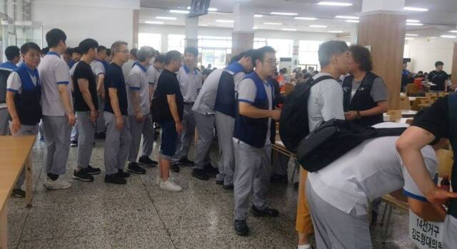 한국지엠(GM) 노조원들이 지난 7월 임단협 1차 잠정 합의안 찬반투표를 기다리고 있는 모습으로 기사 본문과 구체적인 관련 없음. 한국GM지부 제공
